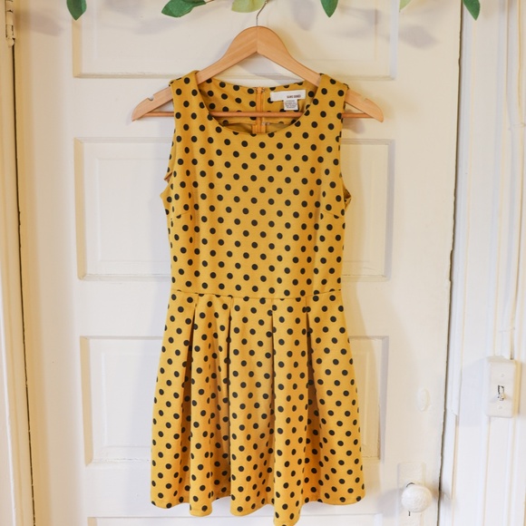 sleeveless casual dress yellow and black polkadots    size medium - Picture 1 of 3